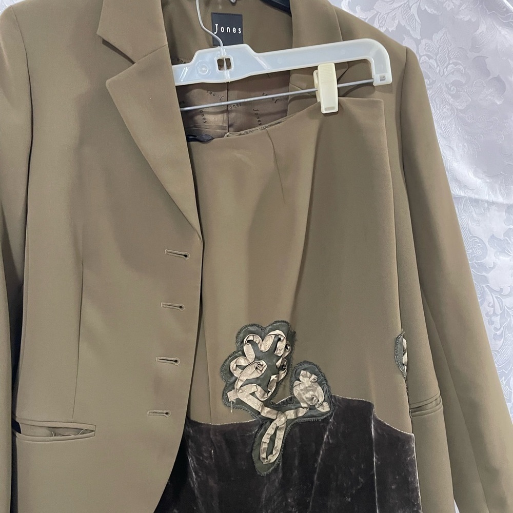 Jones European Designer olive green women’s suit new with no tags size 10